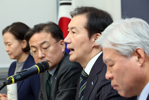 조국 “합당 밀약설 황당…토지공개념 비판은 국힘식 색깔론”