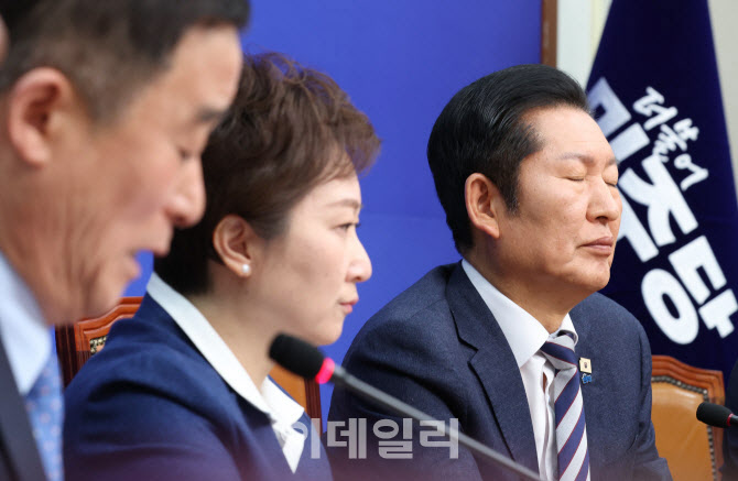 코너 몰린 정청래 리더십…1인 1표제로 활로 찾을까