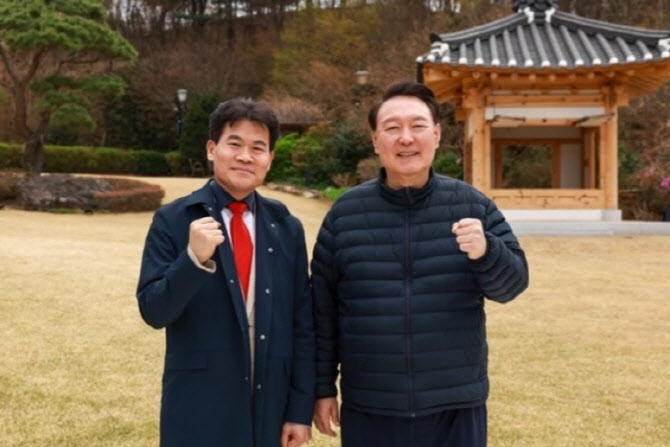 “尹 있는 서울구치소, 나쁘지 않아” 손현보, 전한길에 제안…왜?