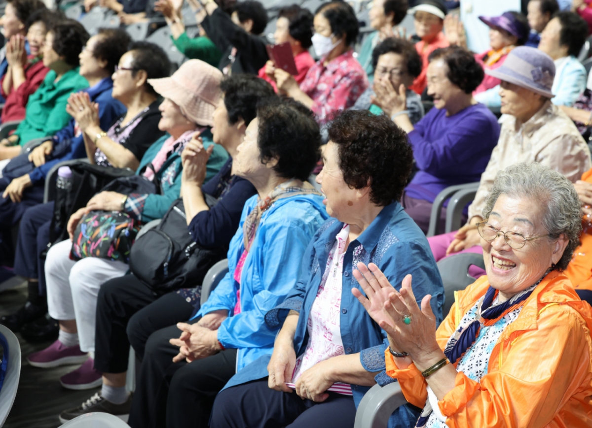 기초수급자·노인 모두 15만원 받는다…'문화누리카드' 발급 시작