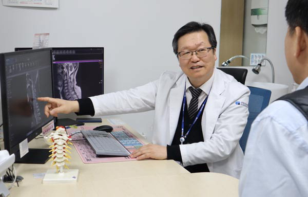 척수 눌려 신경세포 죽는 이 질환…거북목 자세부터 고쳐야