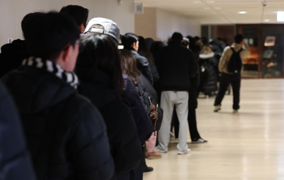 한국선 줄 서서 사 먹는데...“너 아직도 스타벅스 가?” 인기 뚝 떨어진 미국, 무슨 일