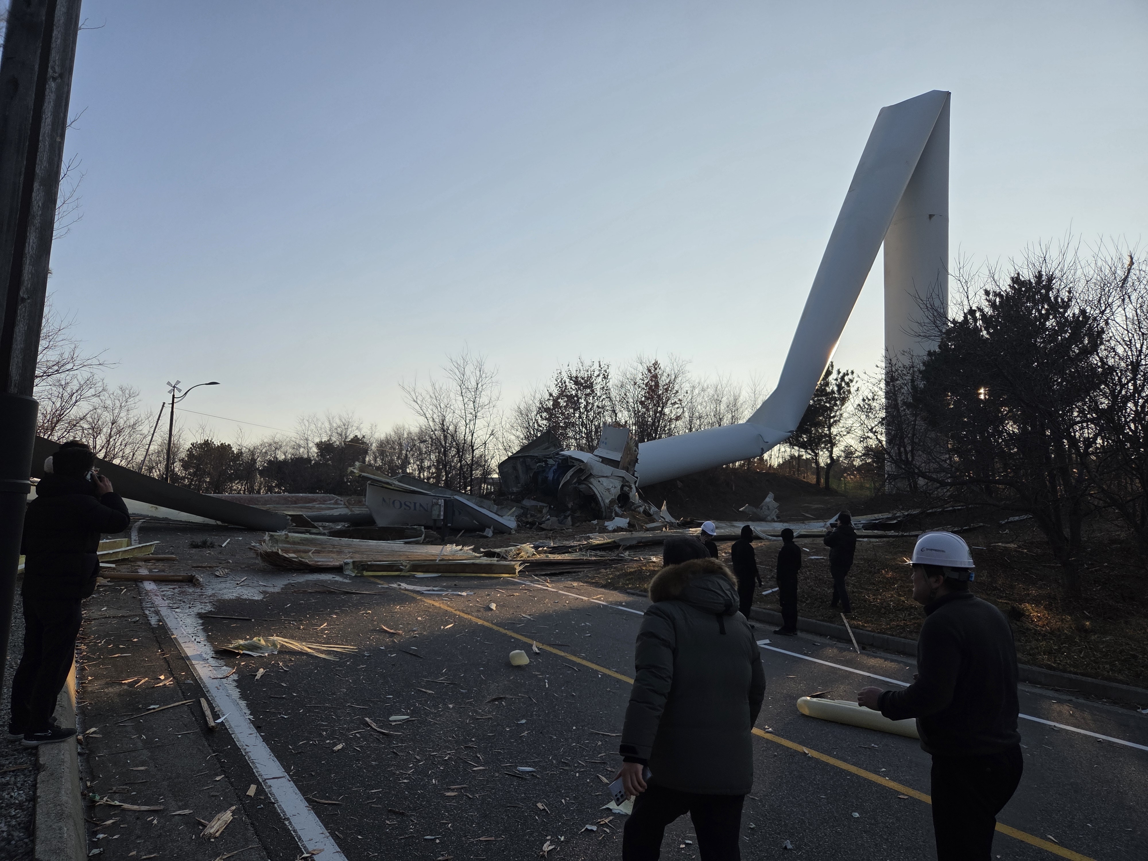 영덕서 풍력발전기 1기 도로 덮쳐…통행 전면 차단