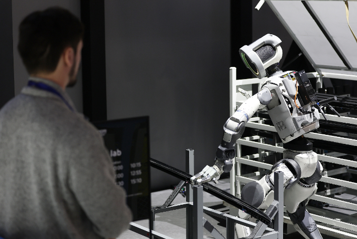 AI의 '노동 암살'…'브레이크'가 필요하다[박지환의 뉴스톡]